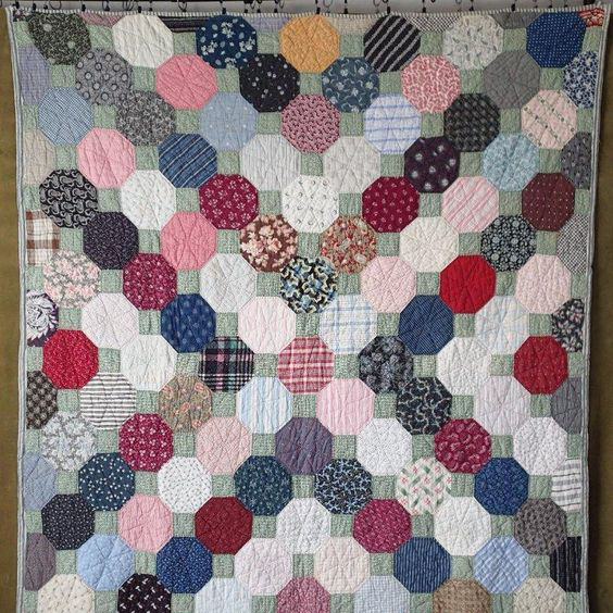 a quilt with octagon pattern