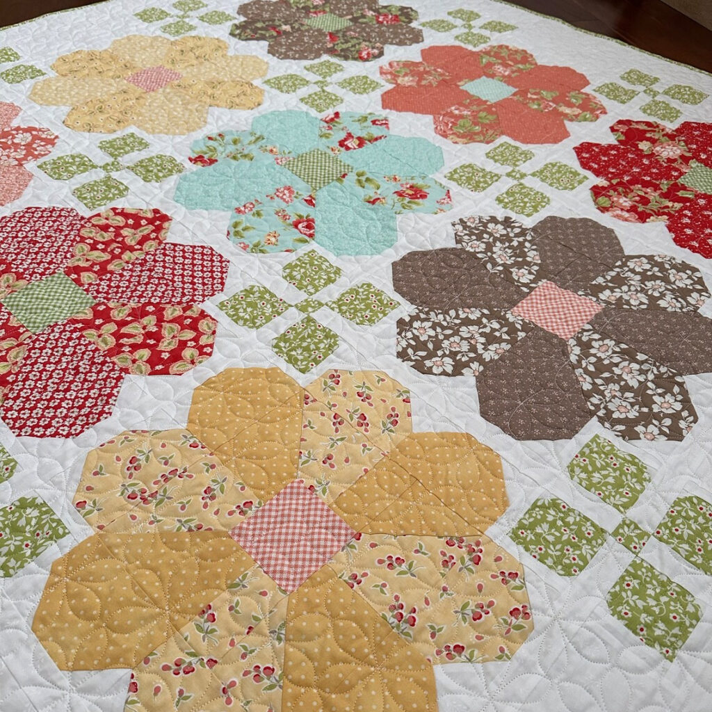 A flower quilt pattern made with small cubes to form a large flower