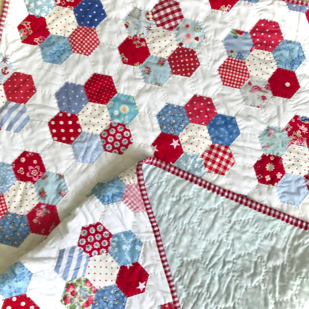 The hexagon flower quilt pattern showcases a beautiful arrangement