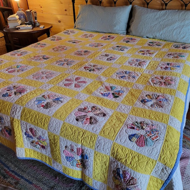 Beautiful antique quilt features a Dresden Plate design